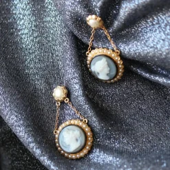 Broches de vêture camée et perles fines
