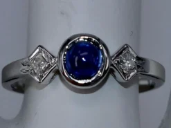 Cabochon Saphir Bleu et Diamants Or blanc