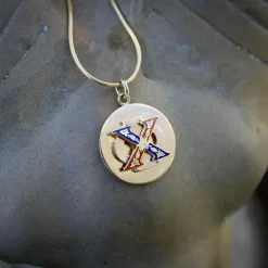 CARTIER - Pendentif médaillon vintage de la fraternité Chi Phi en or