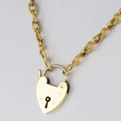 Chaine ancienne ciselée et son cadenas en forme de coeur