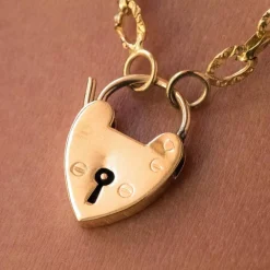 Chaine ancienne ciselée et son cadenas en forme de coeur