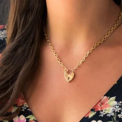 Chaine ancienne ciselée et son cadenas en forme de coeur