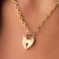 Chaine ancienne ciselée et son cadenas en forme de coeur