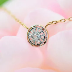 Chaine ancienne et son motif rond en diamants