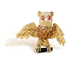 CHAMPAGNAT broche en or jaune stylisant un hibou, travail français vers 1960