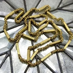 Chaîne de garde longue à maillons fantaisie en or 14 carats de style victorien avec détails en relief