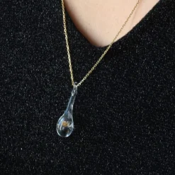 Chaîne en or et son pendentif en verre et paillettes dorées