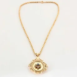 Chaîne en or jaune et pendentif porte souvenir ouvrant or , diamants et saphir