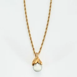 Chaîne et pendentif en or jaune, perle de culture de Tahiti.