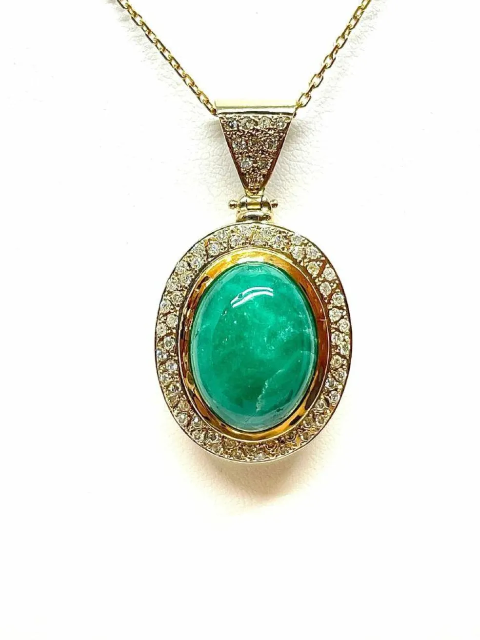 Chaîne et pendentif or jaune jade vert et diamants