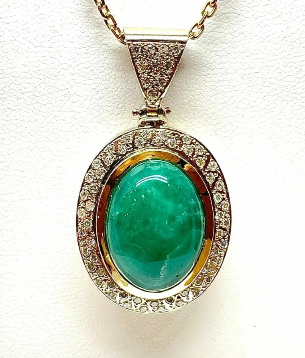 Chaîne et pendentif or jaune jade vert et diamants