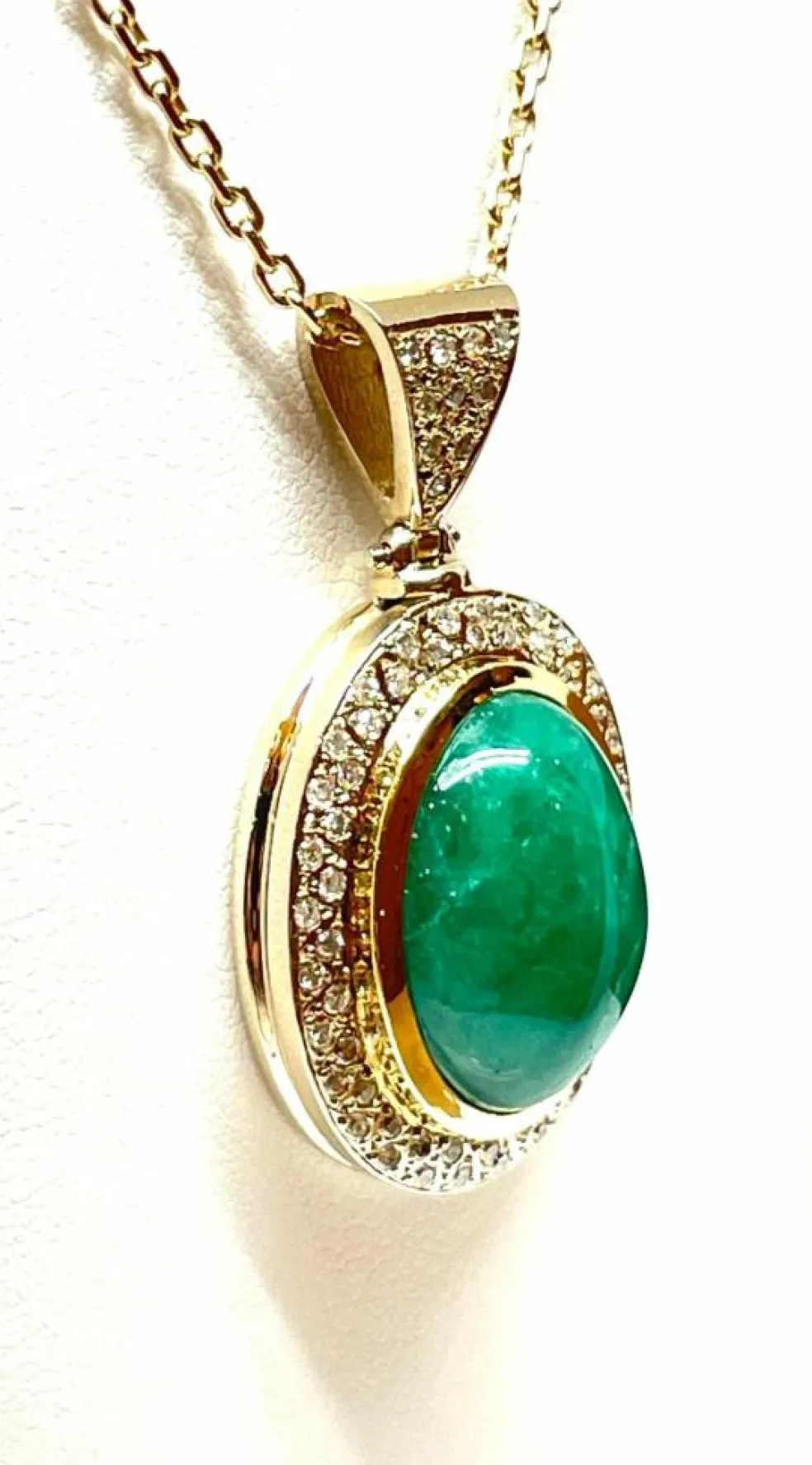 Chaîne et pendentif or jaune jade vert et diamants