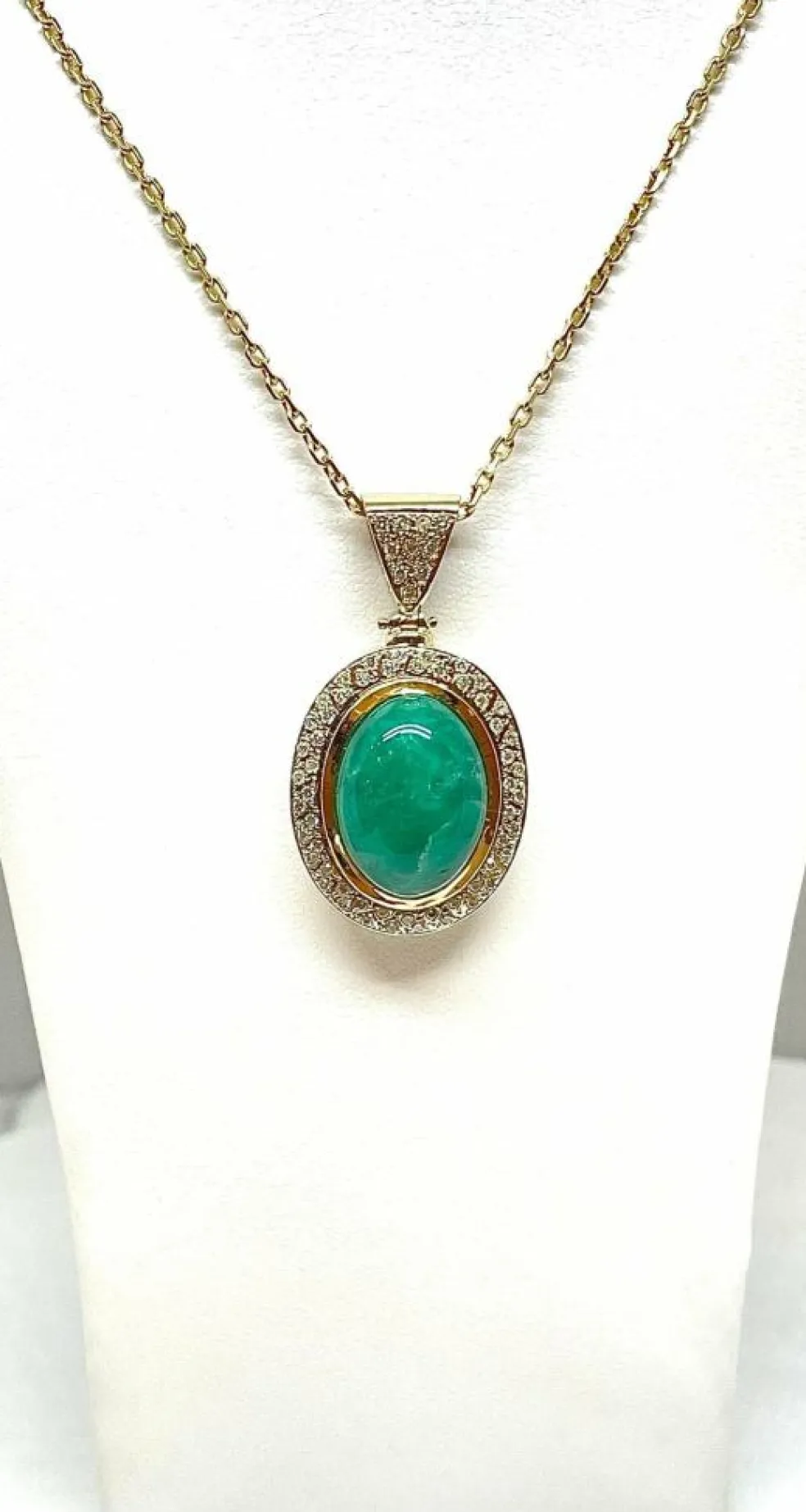 Chaîne et pendentif or jaune jade vert et diamants