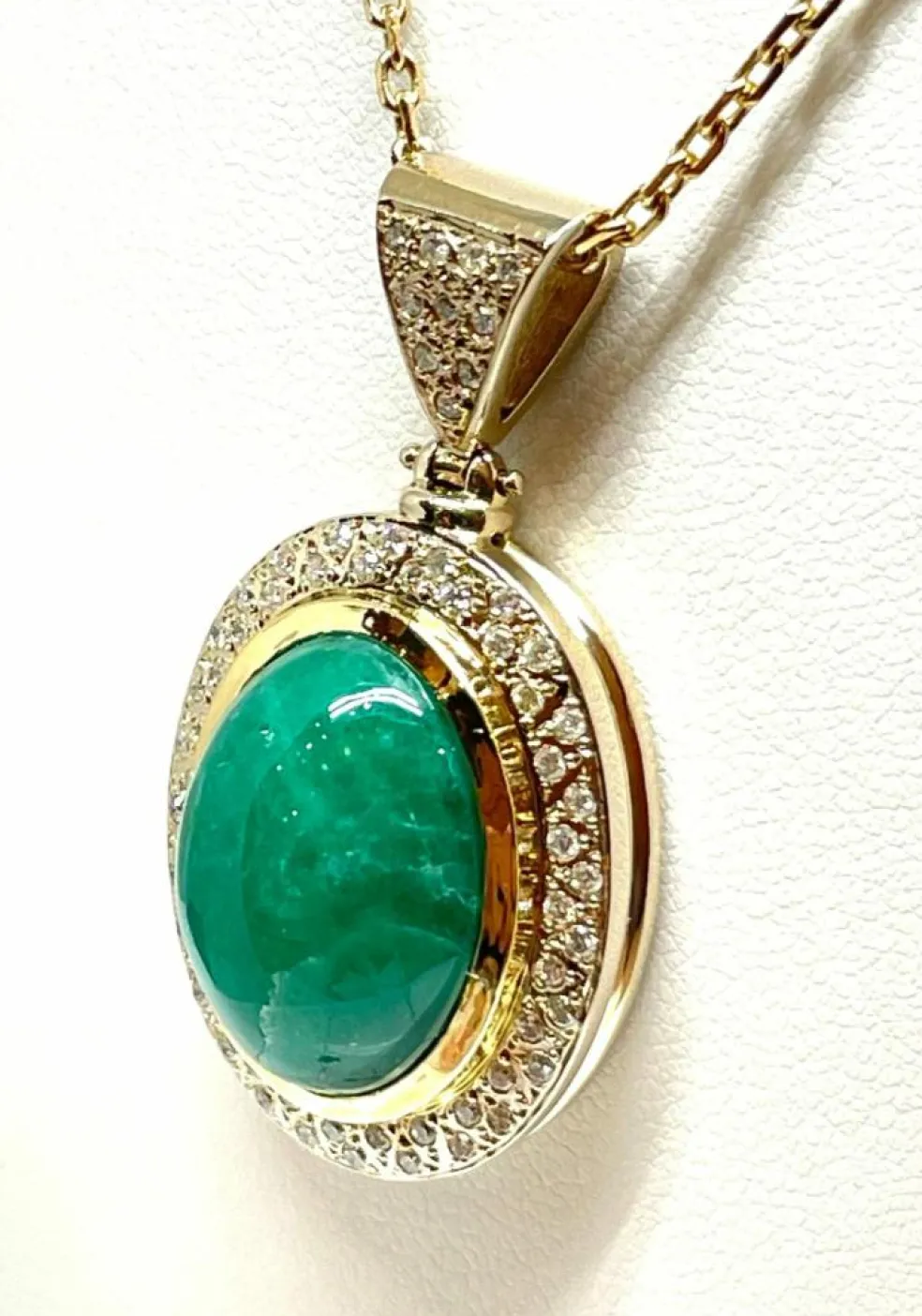 Chaîne et pendentif or jaune jade vert et diamants