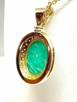 Chaîne et pendentif or jaune jade vert et diamants
