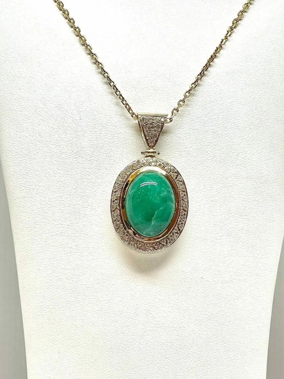 Chaîne et pendentif or jaune jade vert et diamants