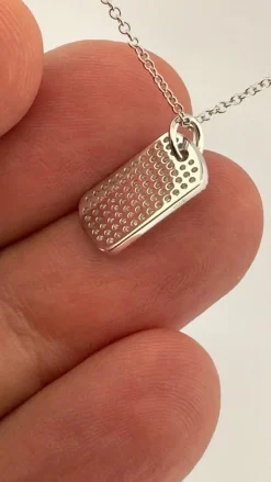 Chaîne et pendentif plaque GI or blanc et diamants
