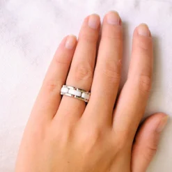 CHANEL - Bague "Ultra" céramique blanche
