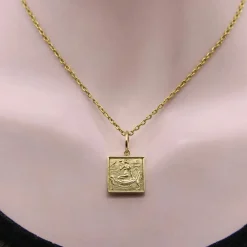 Charm ou pendentif en lingot carré en or 14 carats avec hiéroglyphe de style néo-égyptien