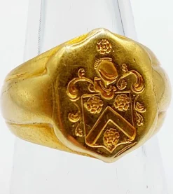 Chevalière antique or armoiries française blason aux fleurs et heaume