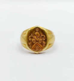 Chevalière antique or armoiries française blason aux fleurs et heaume