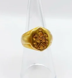 Chevalière antique or armoiries française blason aux fleurs et heaume