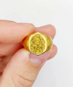 Chevalière antique or armoiries française blason aux fleurs et heaume