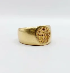 Chevalière antique or jaune armoiries française blason composé d'un heaume, de fleurs et d'un lion