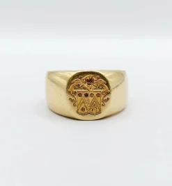 Chevalière antique or jaune armoiries française blason composé d'un heaume, de fleurs et d'un lion