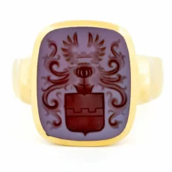 Chevalière armoriée en or jaune et cornaline