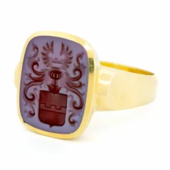 Chevalière armoriée en or jaune et cornaline