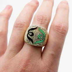 Chevalière en émail gravée à la main en or 18 carats avec motif symétrique