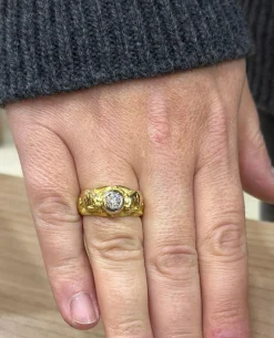 Chevalière en or jaune et platine sertie d’un diamant
