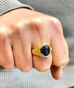 Chevalière homme en or jaune 18 carats saphir et diamants