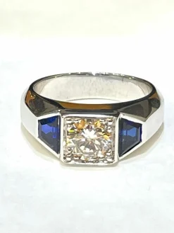 Chevalière or blanc diamant 0,92 carat saphirs synthétiques