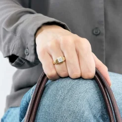 Chevalière or jaune et gris centré d'un diamant