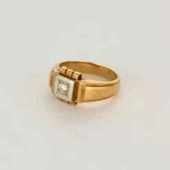 Chevalière or jaune et gris centré d'un diamant