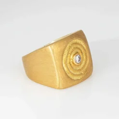 Chevalière vintage en diamant avec motif fossile carré en or jaune 18 carats