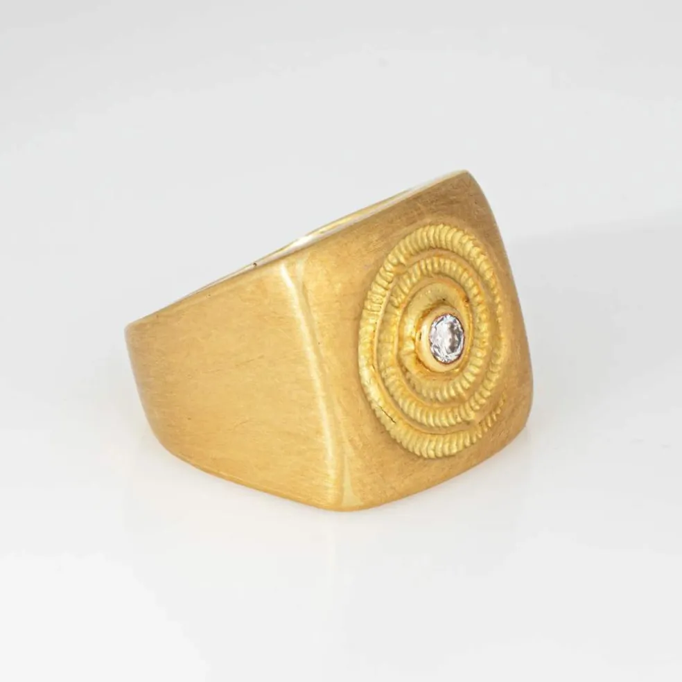 Chevalière vintage en diamant avec motif fossile carré en or jaune 18 carats
