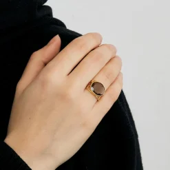 Claire de Divonne, Bague en or jaune quartz fumé et saphirs de couleurs