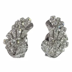 Clips d'oreilles en diamant platine des années 1950 avec une touche Art déco
