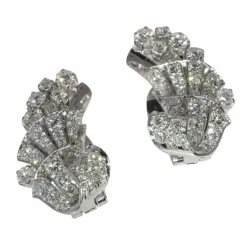 Clips d'oreilles en diamant platine des années 1950 avec une touche Art déco