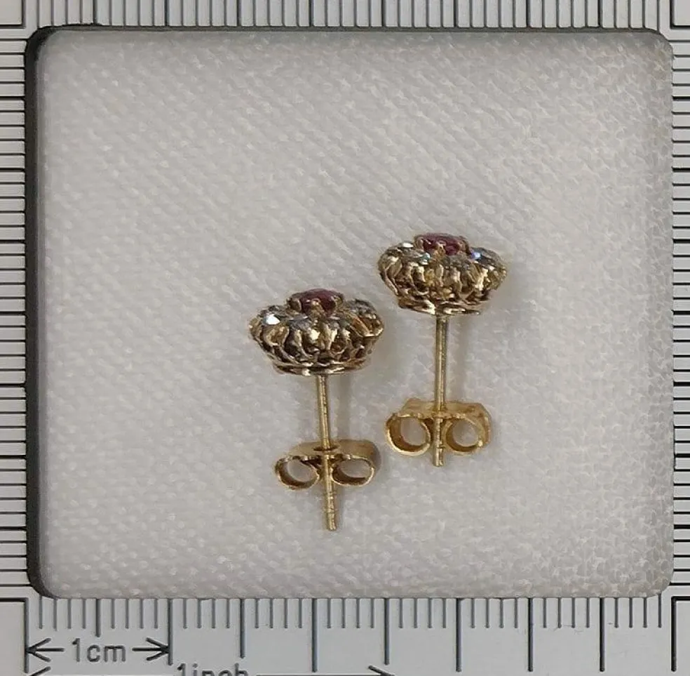Clous d'oreilles diamants avec rubis