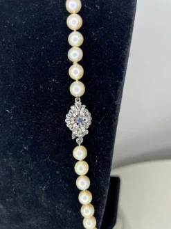Collier 58 perles de culture blanches Akoya fermoir or gris saphir
