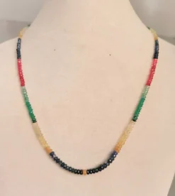 COLLIER 3 RANGS SAPHIRS EMERAUDES SPINELLES ROUGES