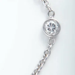 COLLIER A CHAINE OR GRIS 8 DIAMANTS