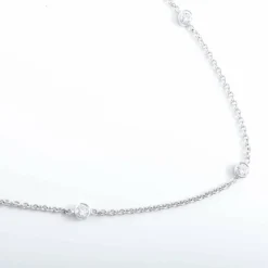 COLLIER A CHAINE OR GRIS 8 DIAMANTS