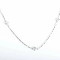 COLLIER A CHAINE OR GRIS 8 DIAMANTS