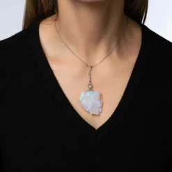 Collier antique édouardien en opale sculptée avec camée et diamants en platine, ras du cou de 15 pouces
