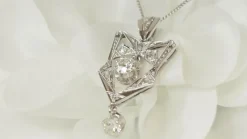 Collier Art Déco en or platine et diamants